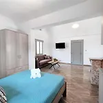 Elpida Santorini *