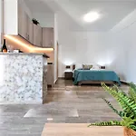 Elpida Santorini *