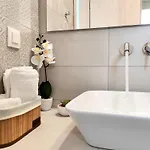 Elpida Santorini